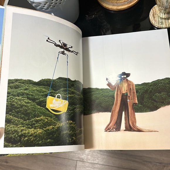 Louis Vuitton THE BOOK #12, LIMITED EDITION! - Picture 3 of 5